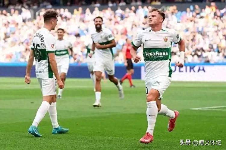 关于赛地聚焦——西甲赛后热度飙升，孟菲斯灰熊豪取连胜，球迷炸锅，更衣室氛围转暖的信息
